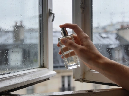 Les parfums à l’odeur de pluie s’imposent dans la parfumerie moderne Soyons Élégantes